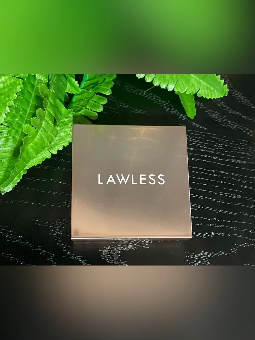 Lawless Skin-Smoothing Perfecting Powder - Banannie